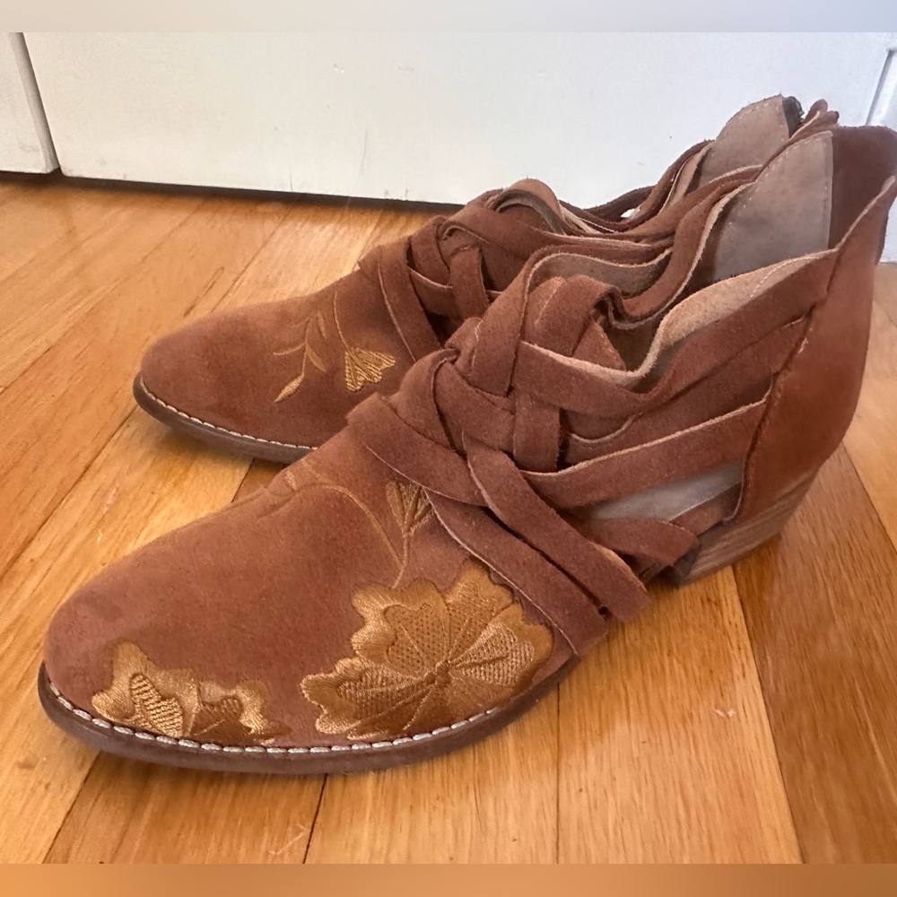 Seychelles Womens EUC So Blue Leather Woven
Cutout Brown Leather Bootie Size 6.